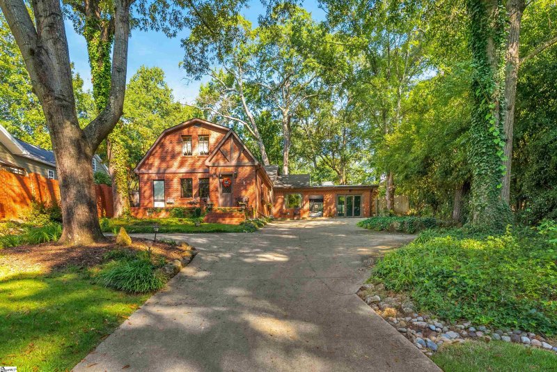 Property image 2 at 21 Rock Creek Drive, Greenville, SC 29605-1123