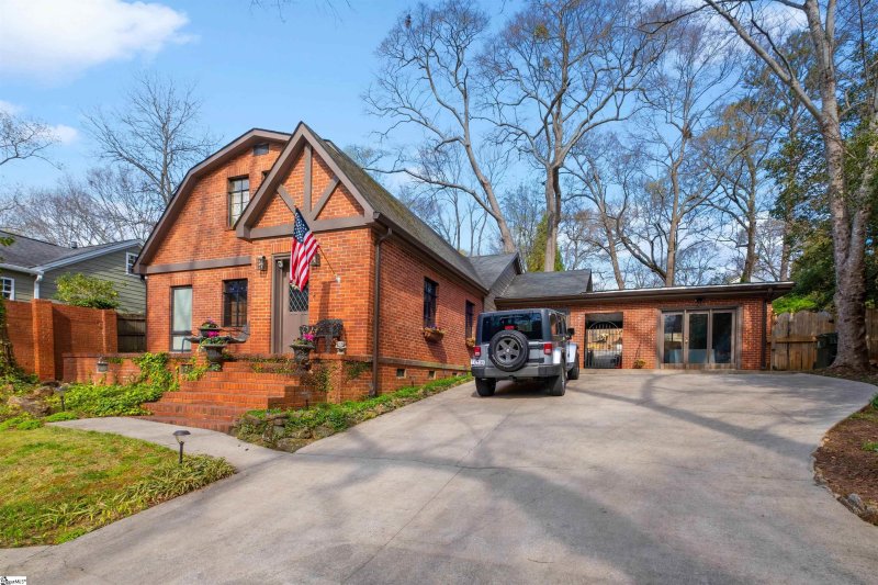 Property image 3 at 21 Rock Creek Drive, Greenville, SC 29605-1123