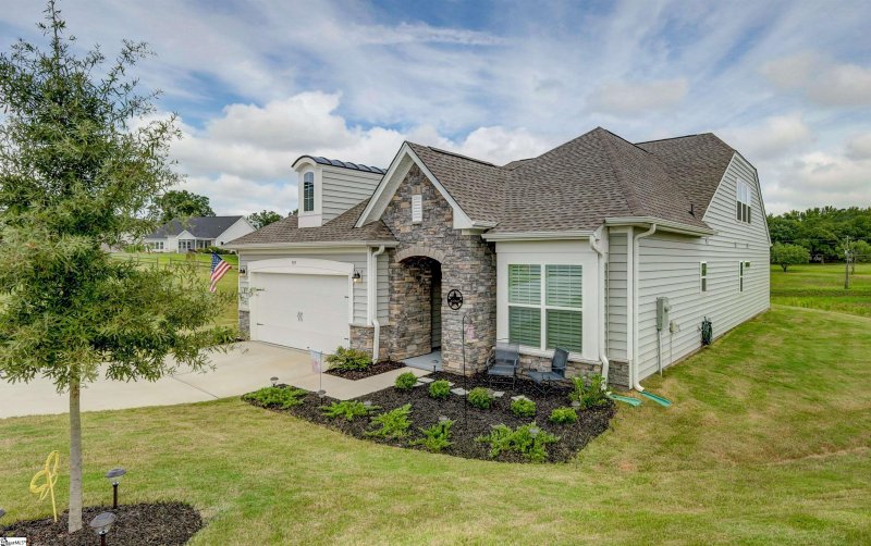 Property image 2 at 909 Miltona Lane, Greer, SC 29651