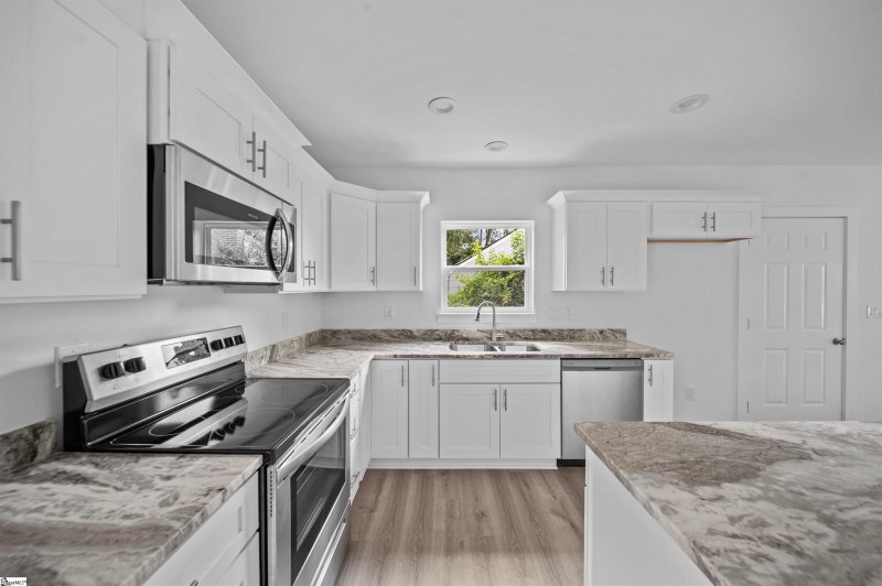 Property image 3 at 10 Virnelle Street, Greenville, SC 29607