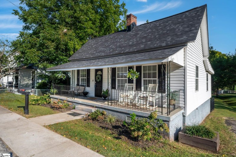 Property image 2 at 421 Fairview Street, Fountain Inn, SC 29644