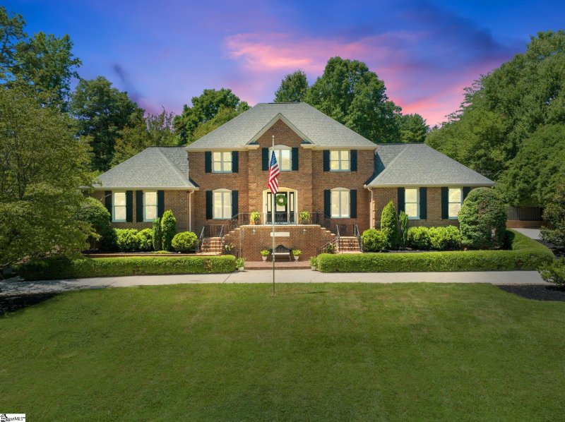 Property image 2 at 114 W Round Hill Road, Greenville, SC 29617