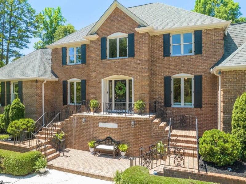 Property image 4 at 114 W Round Hill Road, Greenville, SC 29617