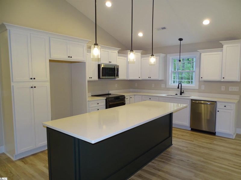 Property image 3 at 555 Canewood Lane, Campobello, SC 29322