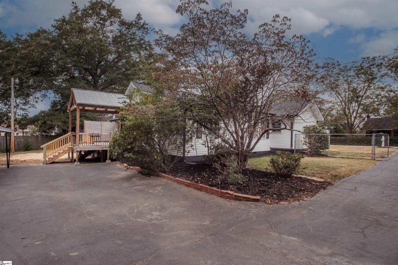 Property image 2 at 600 E 2nd Avenue, Easley, SC 29642