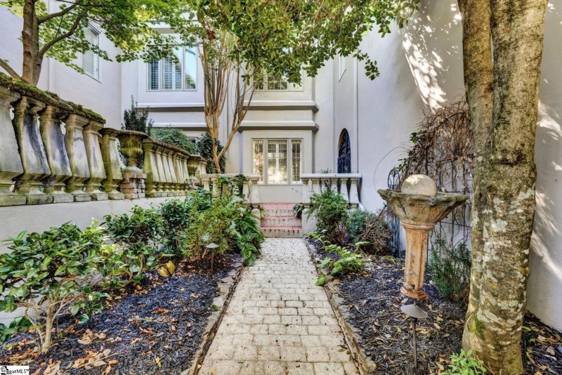 207 Castellan Drive