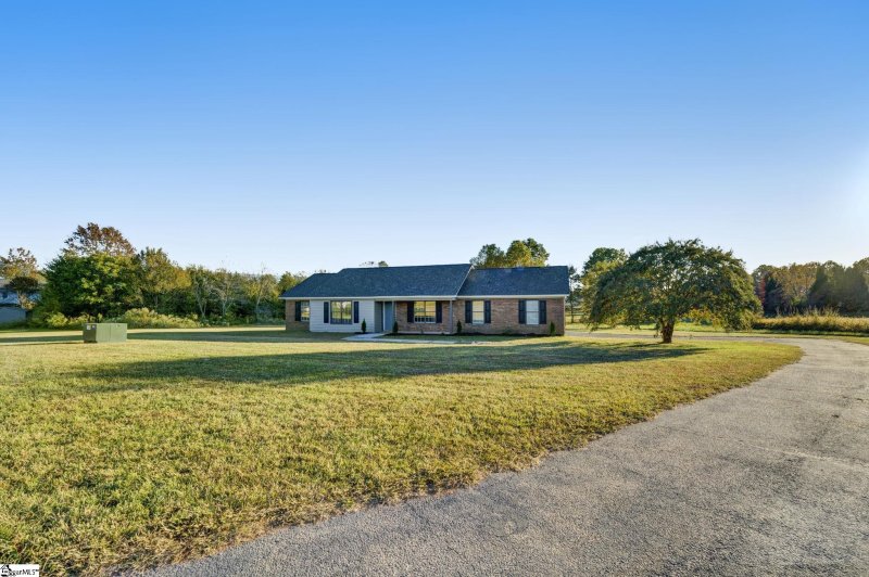 Property image 2 at 330 Kilt Court, Boiling Springs, SC 29316