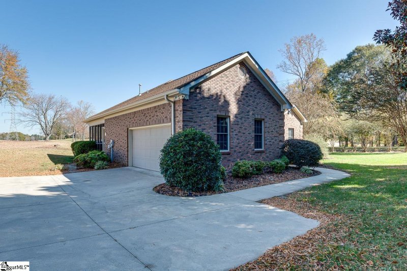 Property image 3 at 215 Killarney Way, Easley, SC 29642