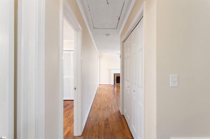 Property image 5 at 8 Linda Lane, Greenville, SC 29617-8119