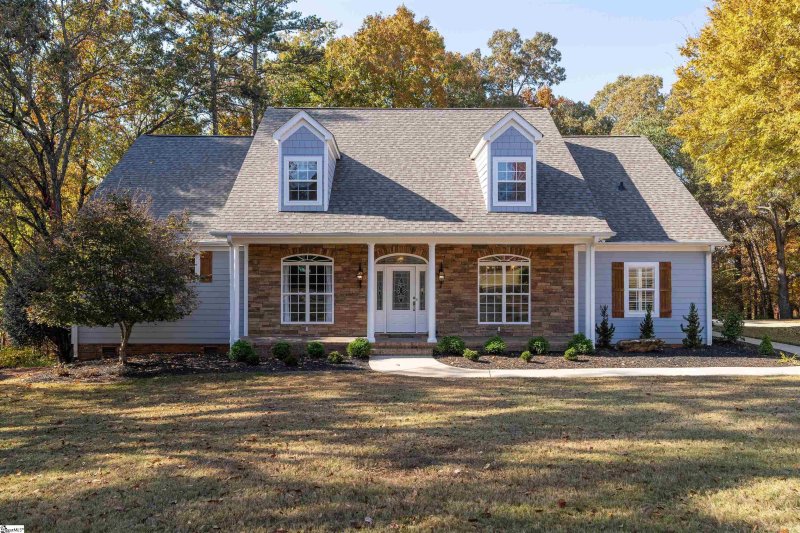 Property image 2 at 201 Winding Oaks Drive, Seneca, SC 29672