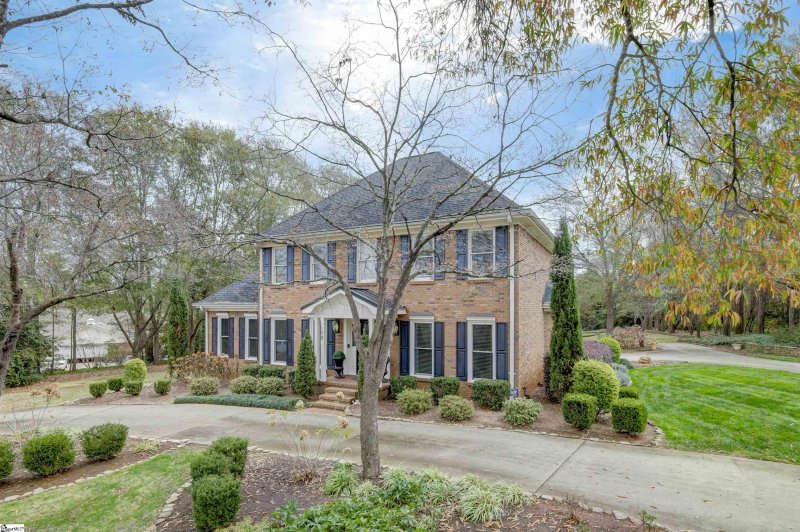 Property image 2 at 108 W Round Hill Road, Greenville, SC 29617