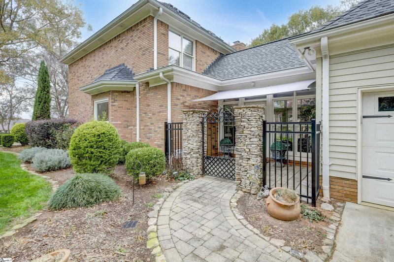 Property image 3 at 108 W Round Hill Road, Greenville, SC 29617