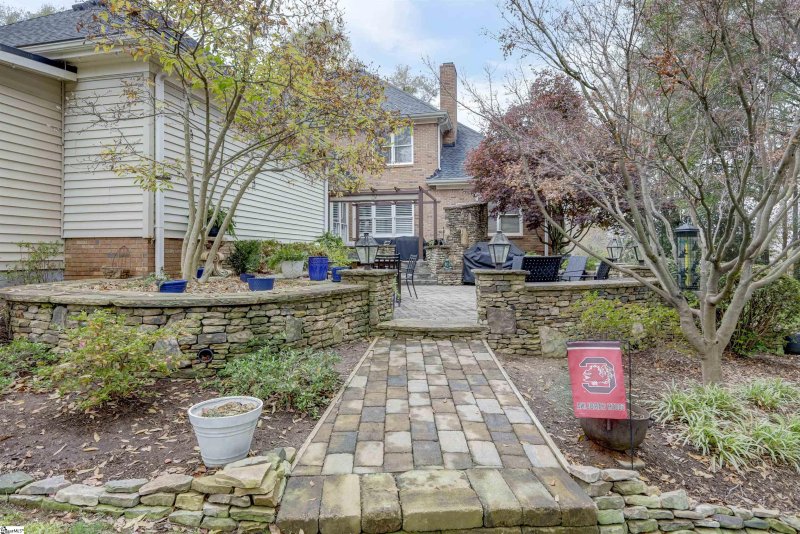 Property image 4 at 108 W Round Hill Road, Greenville, SC 29617