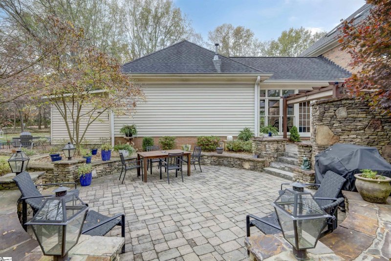 Property image 5 at 108 W Round Hill Road, Greenville, SC 29617