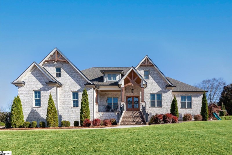 102 Hunt Cliff Court