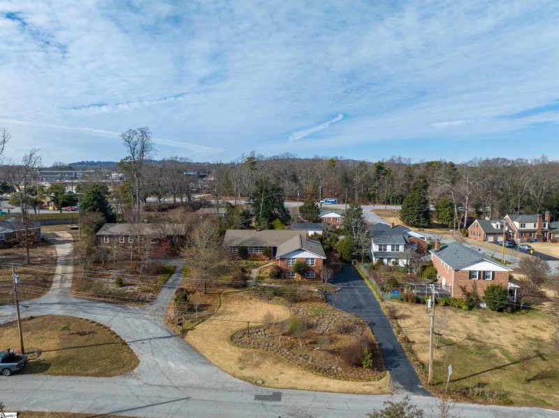 Property image 3 at 31 Burgundy Drive, Greenville, SC 29615