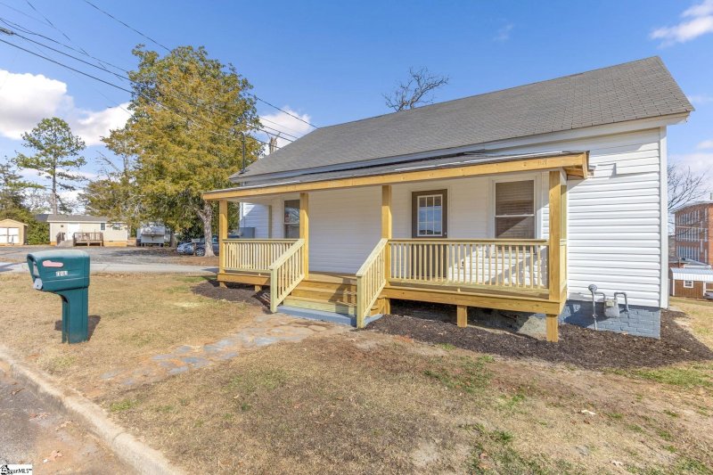 Property image 2 at 101 S 6th Street, Easley, SC 29640