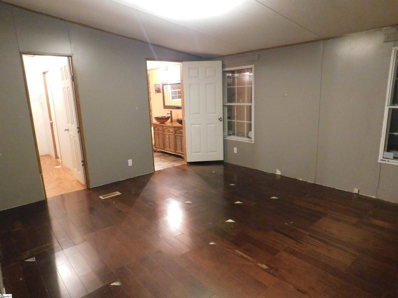 Property image 4 at 631 Cavins Road, Woodruff, SC 29388
