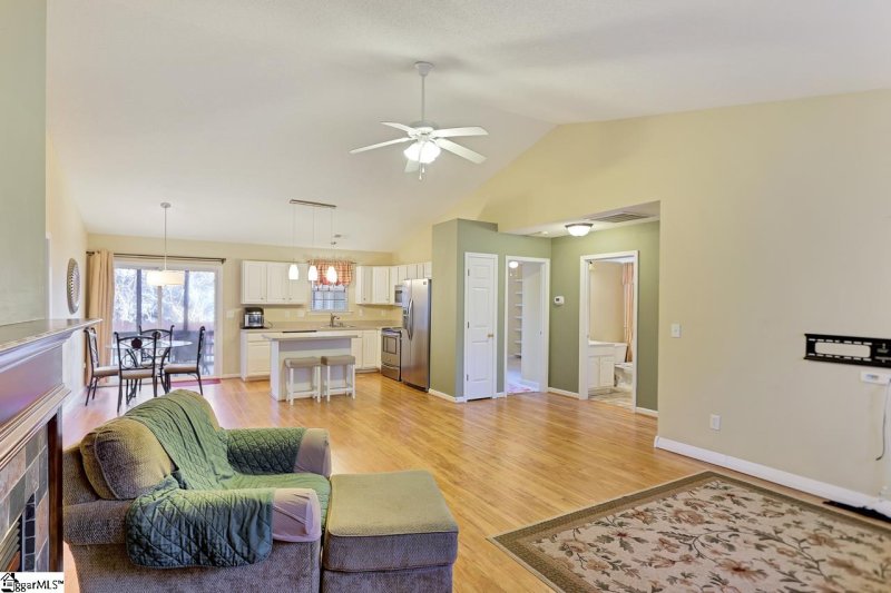 Property image 5 at 8 Red Shirt Court, Greer, SC 29651