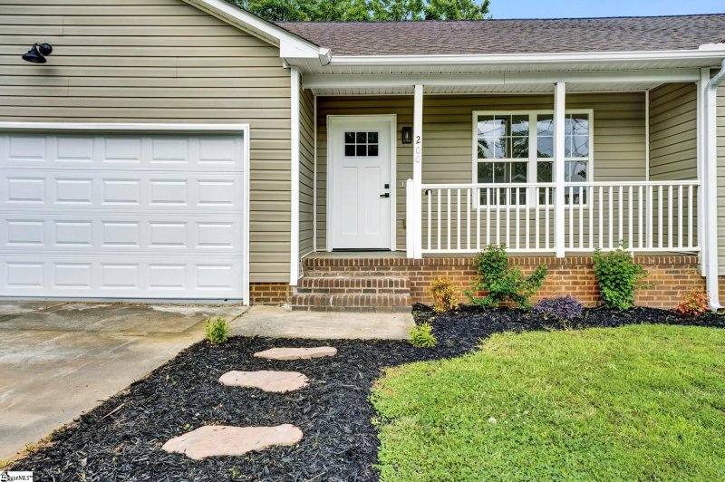 Property image 2 at 200 Brantford Lane, Greenville, SC 29605