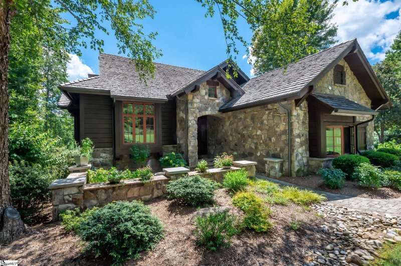 407 Crossbill Court