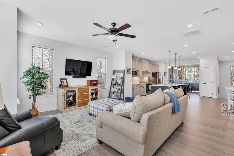 Property image 3 at 32 Questover Drive, Greenville, SC 29607