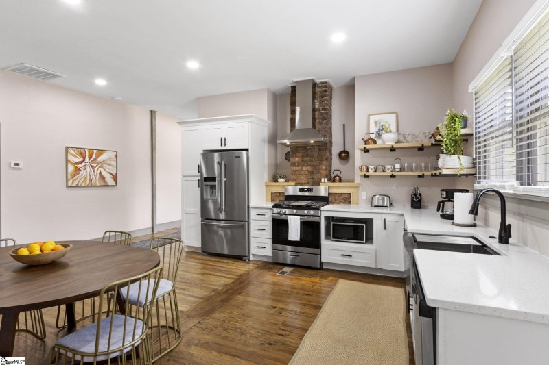 Property image 2 at 10 3rd Avenue, Greenville, SC 29611