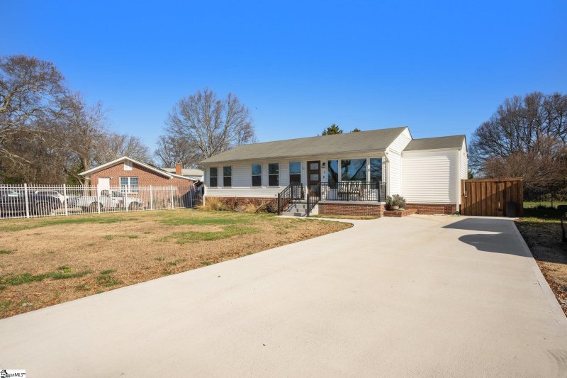 Property image 2 at 1 Farmington Road, Greenville, SC 29605