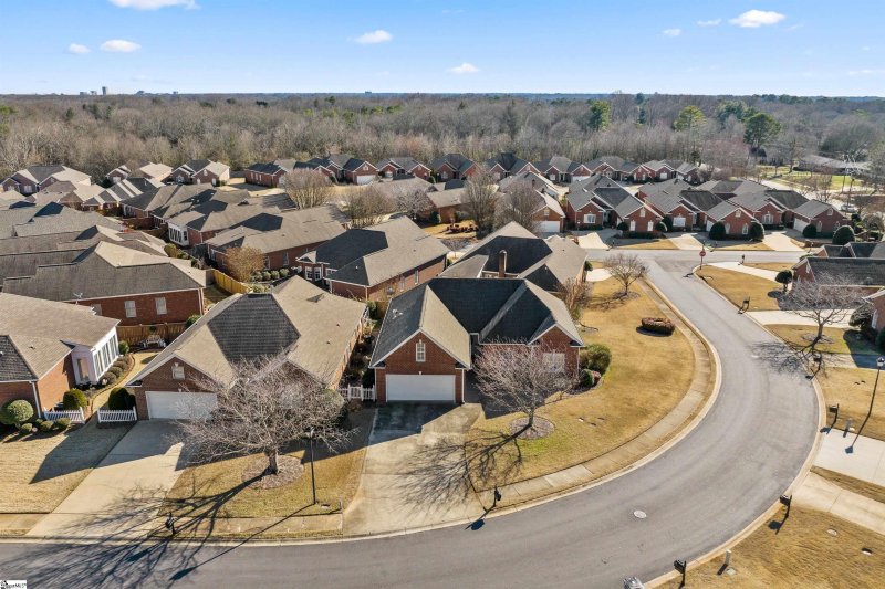 Property image 4 at 405 Redspire Drive, Greenville, SC 29617