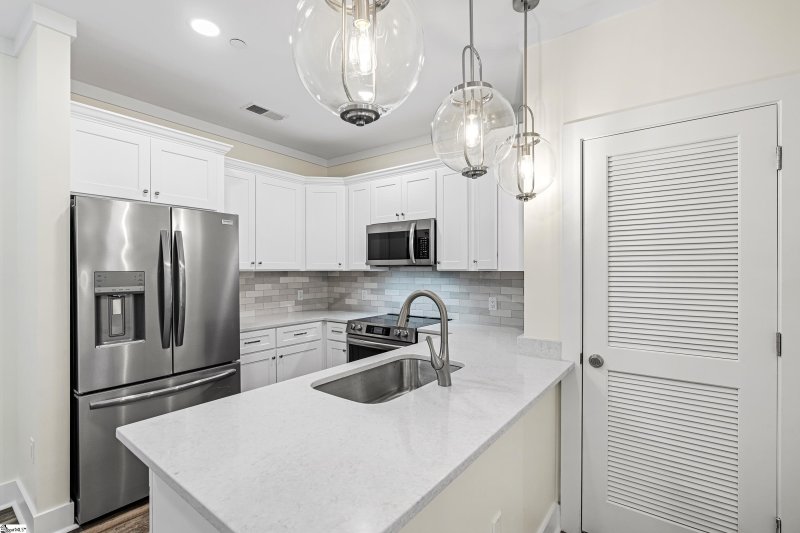 Property image 3 at 98 E McBee Avenue, Greenville, SC 29601