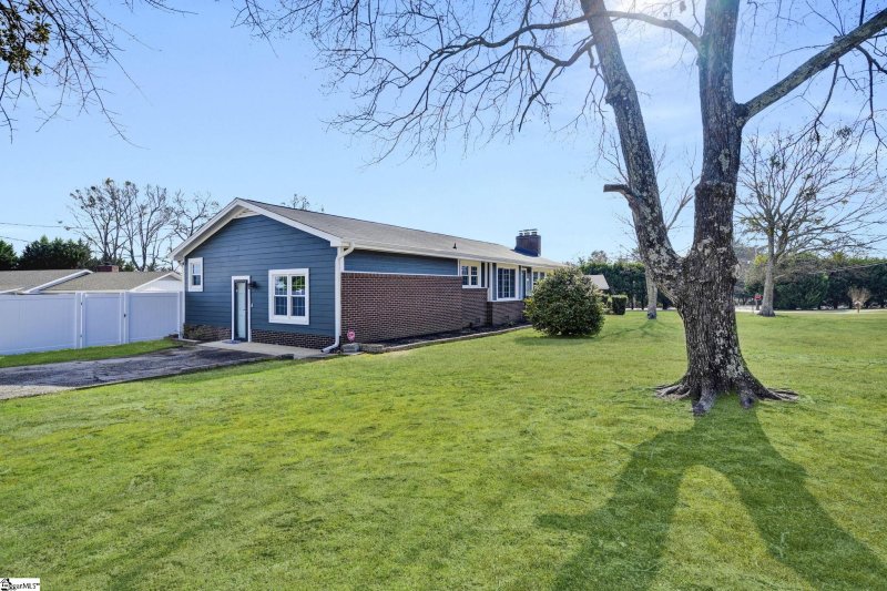 Property image 3 at 104 Hillside Drive, Greer, SC 29651