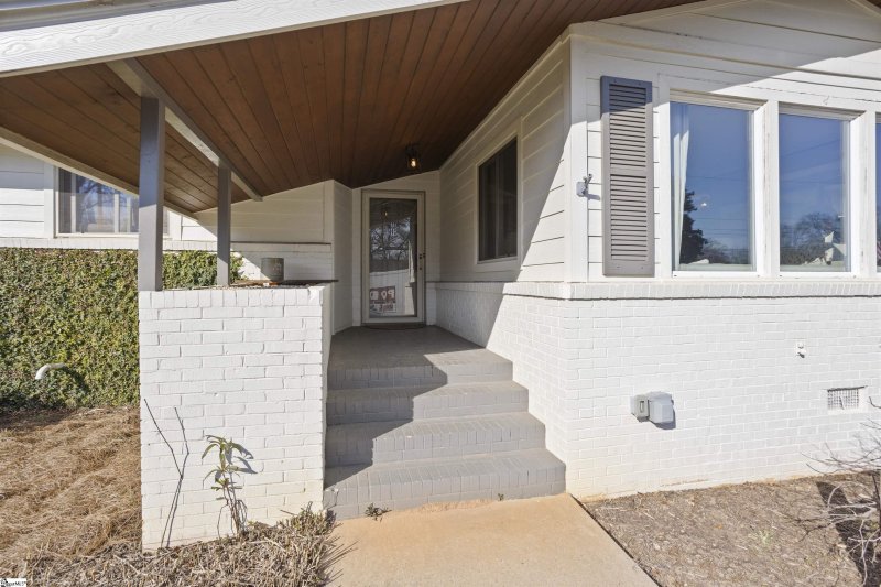 Property image 3 at 17 Vicki Circle, Greenville, SC 29615-2017