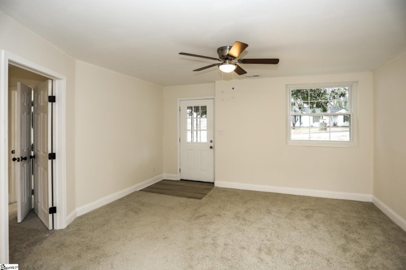 Property image 2 at 32 Ridgeway Drive, Greenville, SC 29605