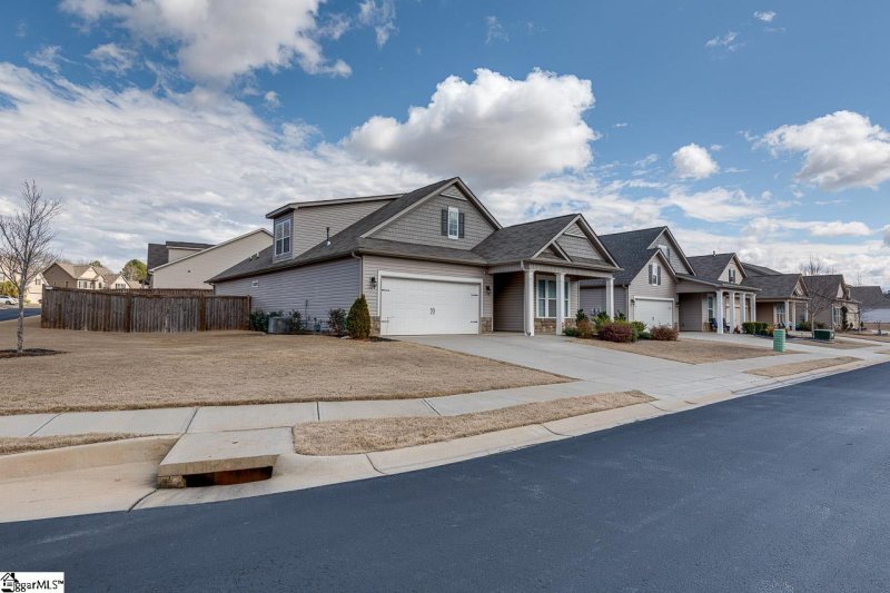 Property image 3 at 401 Meadowpark Lane, Duncan, SC 29334