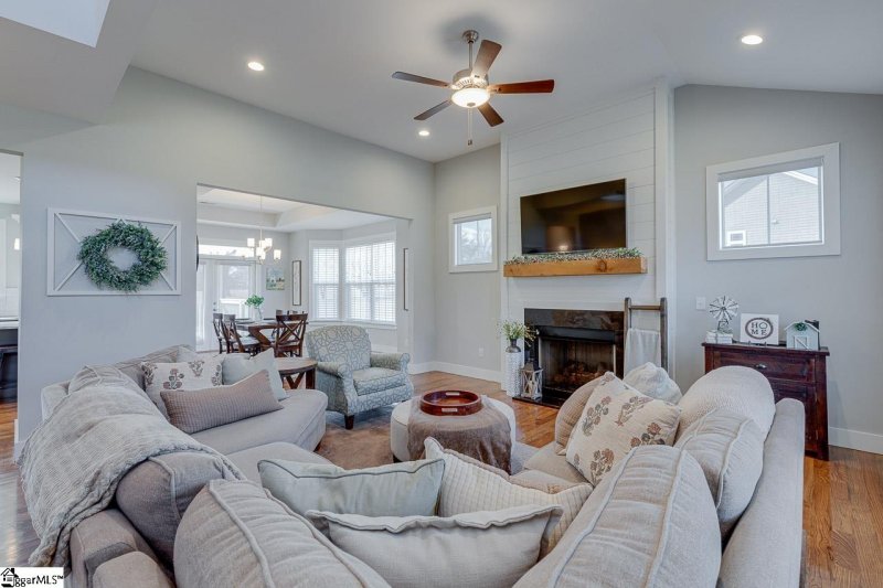 Property image 4 at 112 Royal Burgess Drive, Campobello, SC 29322