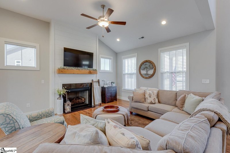 Property image 5 at 112 Royal Burgess Drive, Campobello, SC 29322