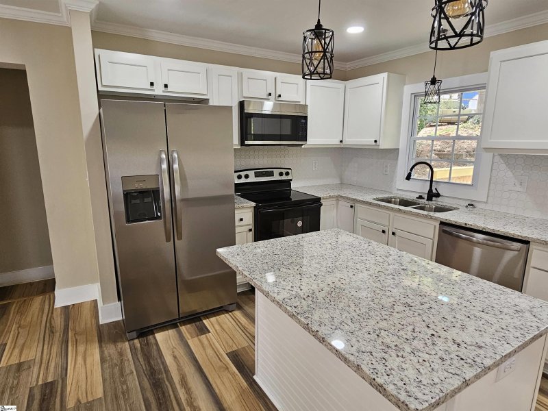 Property image 2 at 214 E Dorchester Boulevard, Greenville, SC 29605