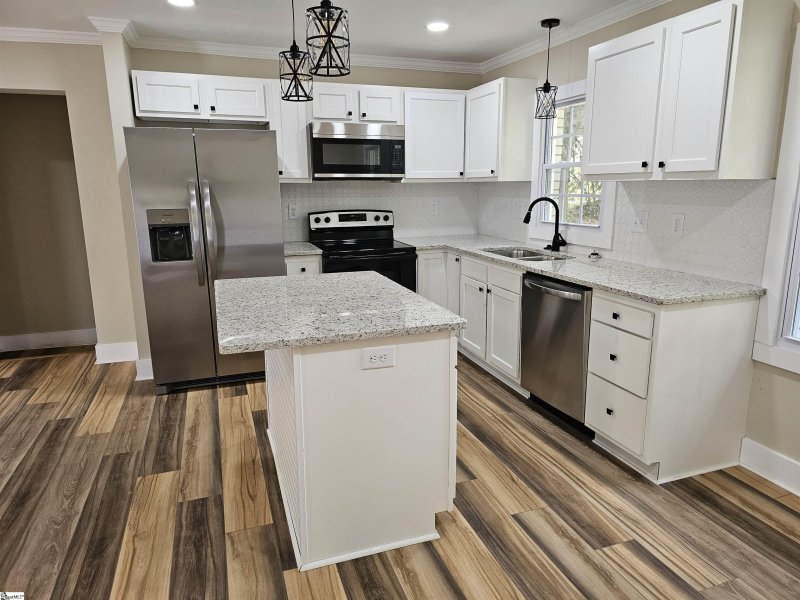 Property image 3 at 214 E Dorchester Boulevard, Greenville, SC 29605