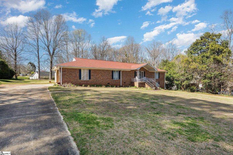 Property image 2 at 12 Rolingreen Road, Greer, SC 29651