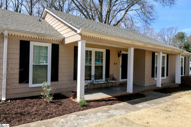 Property image 2 at 215 Seven Oaks Lane, Spartanburg, SC 29301