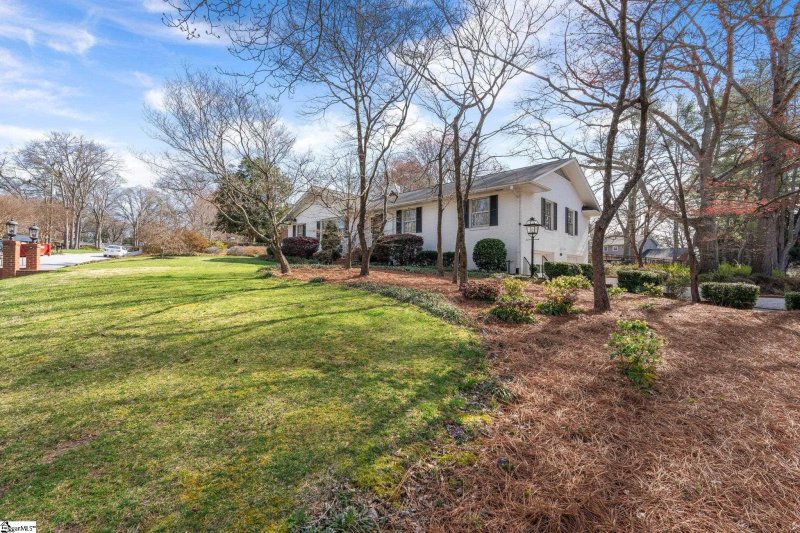 Property image 4 at 2 Rollingreen Road, Greenville, SC 29615