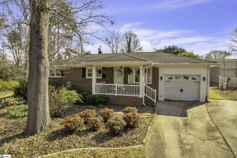 Property image 2 at 13 Woodridge Drive, Greenville, SC 29611