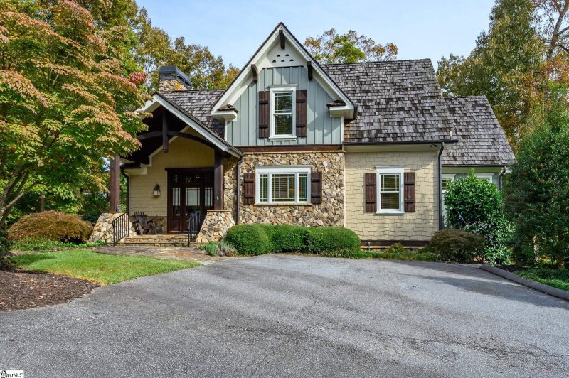 870 Club House Drive