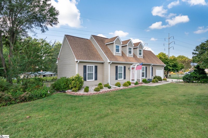 Property image 2 at 5 Singletree Court, Taylors, SC 29687