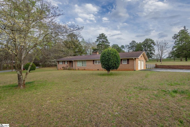 Property image 2 at 102 Kingston Drive, Laurens, SC 29360