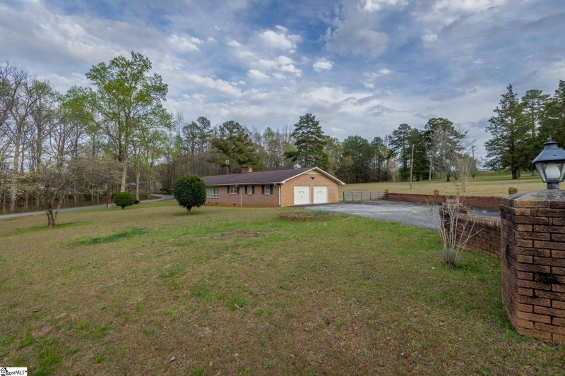 Property image 3 at 102 Kingston Drive, Laurens, SC 29360