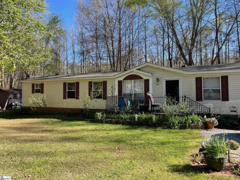 Property image 2 at 109 Lakeside Drive, Taylors, SC 29687