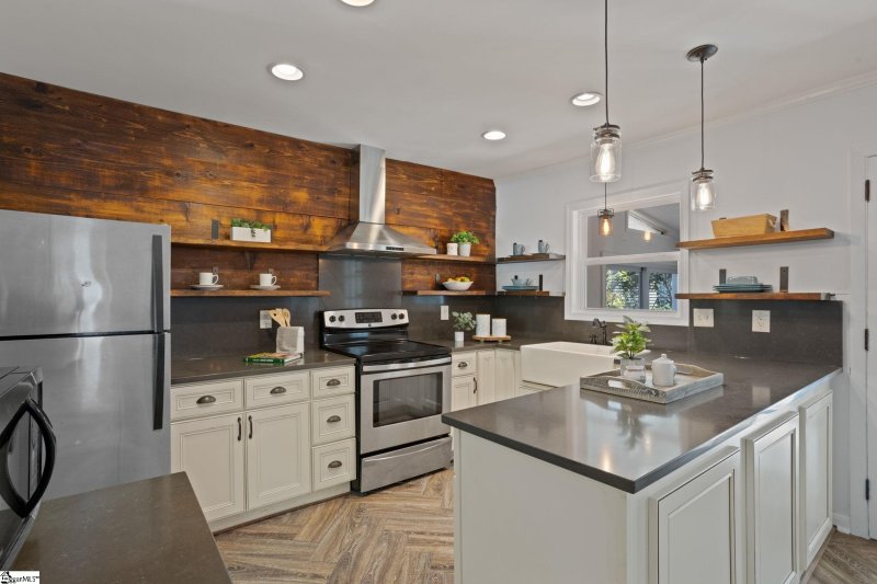 Property image 5 at 8 Inglewood Drive, Greenville, SC 29609