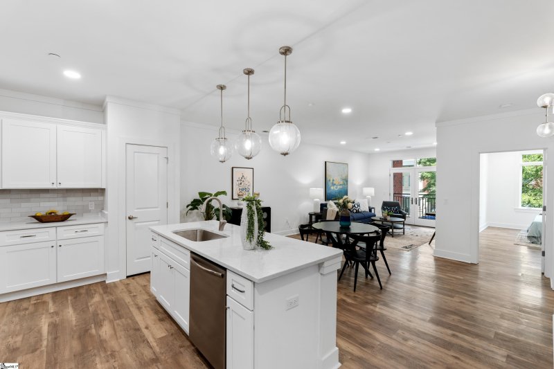 Property image 2 at 98 E Mcbee Avenue, Greenville, SC 29601