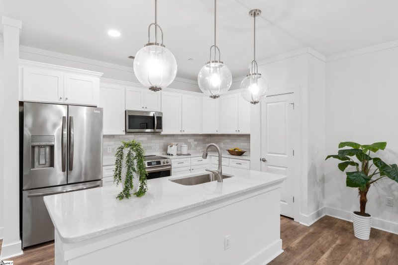 Property image 3 at 98 E Mcbee Avenue, Greenville, SC 29601